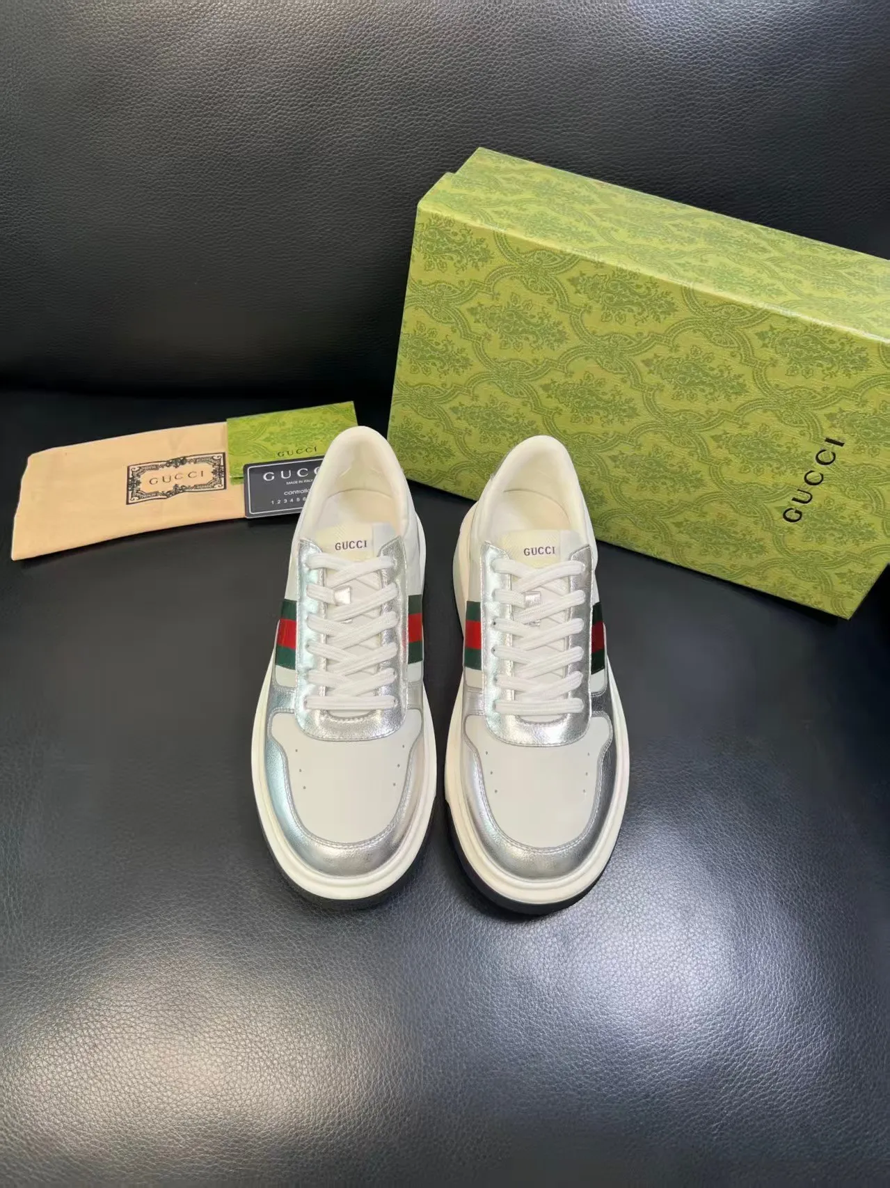 P460 new men's shoes GUCCI [Lightning] latest shoes are shipped. Original quality, fashionable and trendy, using special materials and brand new packaging inside the net. The foot feels super comfortable and the workmanship is impeccable. Size: 38-45